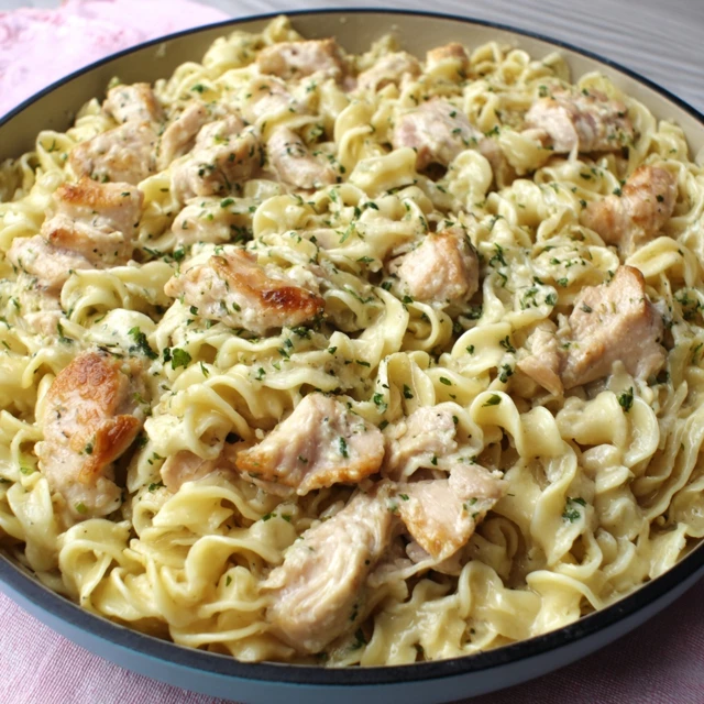 Sticky Garlic Chicken Noodles Recipe
