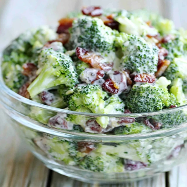 CREAMY BROCCOLI SALAD WITH BACON SHOWSTOPPER